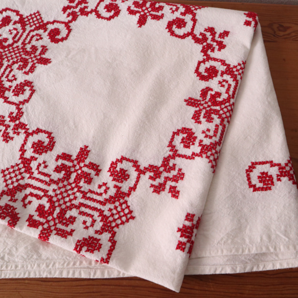 フランスの手仕事/大判生地にフォークロアな赤糸手刺繍 　テーブルクロス (ヴィンテージ リメイク生地） 10枚目の画像