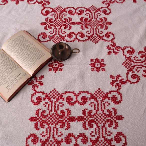 フランスの手仕事/大判生地にフォークロアな赤糸手刺繍 　テーブルクロス (ヴィンテージ リメイク生地） 1枚目の画像