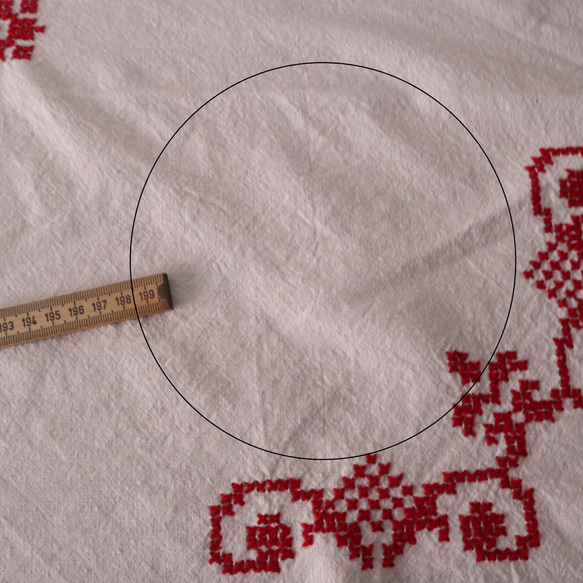 フランスの手仕事/大判生地にフォークロアな赤糸手刺繍 　テーブルクロス (ヴィンテージ リメイク生地） 17枚目の画像