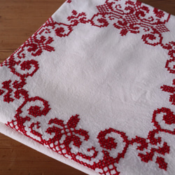 フランスの手仕事/大判生地にフォークロアな赤糸手刺繍 　テーブルクロス (ヴィンテージ リメイク生地） 16枚目の画像