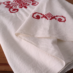 フランスの手仕事/大判生地にフォークロアな赤糸手刺繍 　テーブルクロス (ヴィンテージ リメイク生地） 11枚目の画像