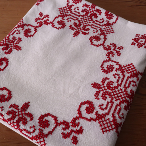 フランスの手仕事/大判生地にフォークロアな赤糸手刺繍 　テーブルクロス (ヴィンテージ リメイク生地） 14枚目の画像