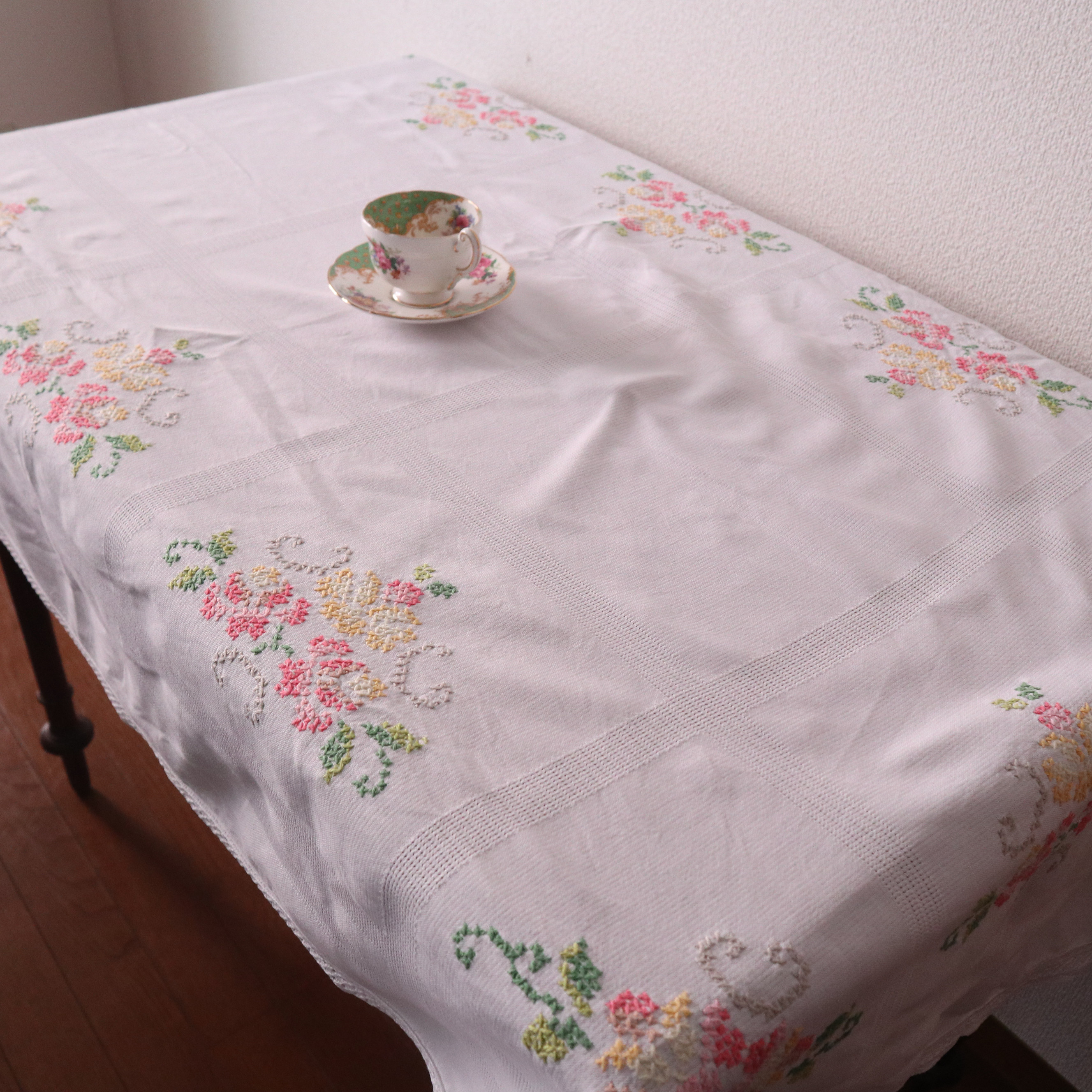 フランス 大判 テーブルクロス リネン 刺繍 花 麻 ベージュ ヴィンテージ フランス 大判 テーブルクロス リネン 刺繍 花 麻 ベージュ