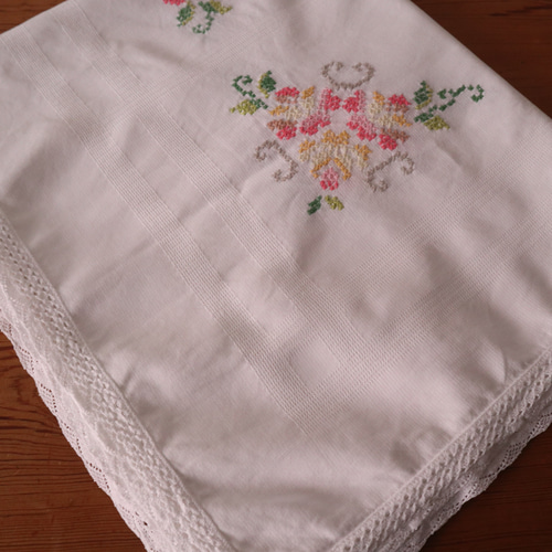 香港ヴィンテージ　刺繍　テーブルクロス お揃いのナプキン12枚OOAK刺繍花柄 香港ヴィンテージ刺繍テーブルクロス お揃いのナプキン12枚OOAK