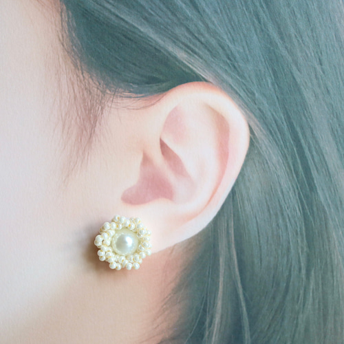 つぶつぶFlower】パールホワイトのビーズ刺繍ピアス/イヤリング