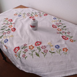 ドイツの手仕事/色とりどりのお花の手刺繍 コットン生地 テーブルクロス  (ヴィンテージ リメイク生地) 1枚目の画像
