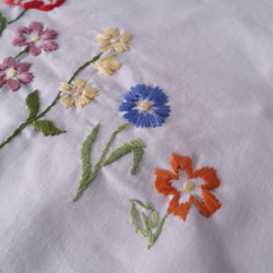 ドイツの手仕事/色とりどりのお花の手刺繍 コットン生地 テーブルクロス  (ヴィンテージ リメイク生地) 2枚目の画像