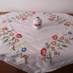 ドイツの手仕事/色とりどりのお花の手刺繍 コットン生地 テーブルクロス  (ヴィンテージ リメイク生地) 6枚目の画像