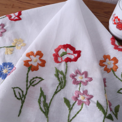 ドイツの手仕事/色とりどりのお花の手刺繍 コットン生地 テーブルクロス  (ヴィンテージ リメイク生地) 8枚目の画像