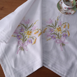 ドイツの手仕事/淡いパステルカラーのお花を束ねたブーケの手刺繍 テーブルクロス (ヴィンテージ リメイク生地 手芸素材) 10枚目の画像