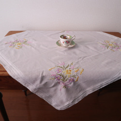 ドイツの手仕事/淡いパステルカラーのお花を束ねたブーケの手刺繍 テーブルクロス (ヴィンテージ リメイク生地 手芸素材) 8枚目の画像