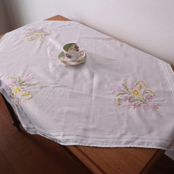 ドイツの手仕事/淡いパステルカラーのお花を束ねたブーケの手刺繍 テーブルクロス (ヴィンテージ リメイク生地 手芸素材) 3枚目の画像