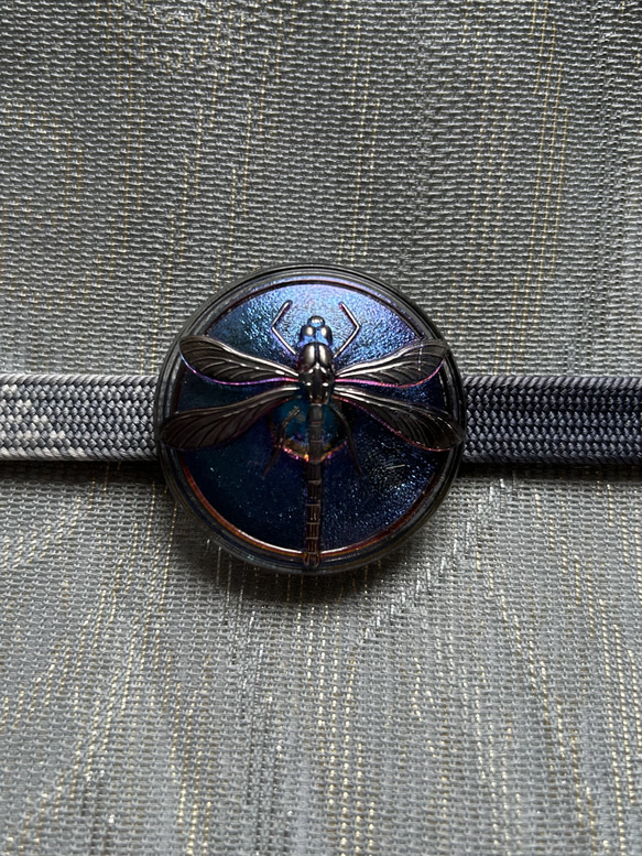チェコガラスボタンの神秘的な青紫色のトンボの帯留め「ビクトリー」 7枚目の画像