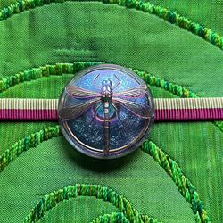 チェコガラスボタンの神秘的な青紫色のトンボの帯留め「ビクトリー」 5枚目の画像