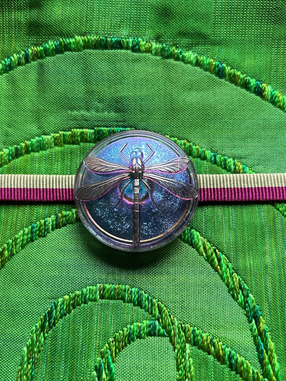チェコガラスボタンの神秘的な青紫色のトンボの帯留め「ビクトリー」 5枚目の画像