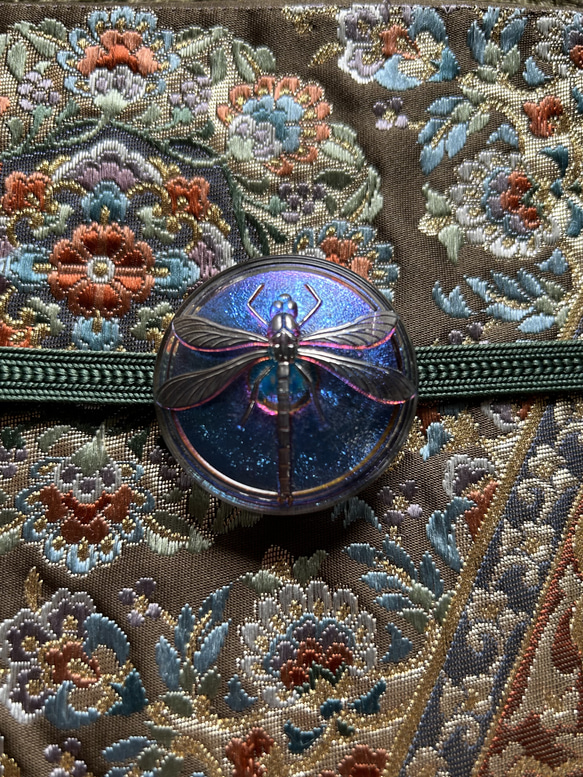 チェコガラスボタンの神秘的な青紫色のトンボの帯留め「ビクトリー」 8枚目の画像