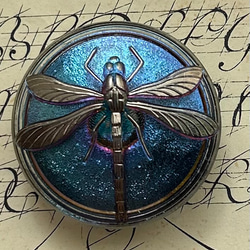 チェコガラスボタンの神秘的な青紫色のトンボの帯留め「ビクトリー」 1枚目の画像