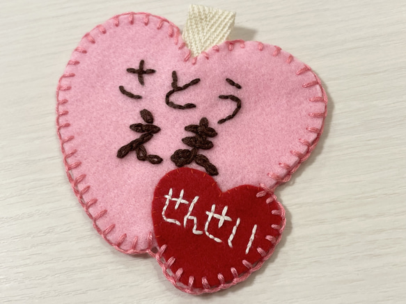 【受注商品】フェルト フエルト の 名札♦︎ハート かわいい 刺繍 名入れ ステッチ 世界に1つのオーダー名札 3枚目の画像