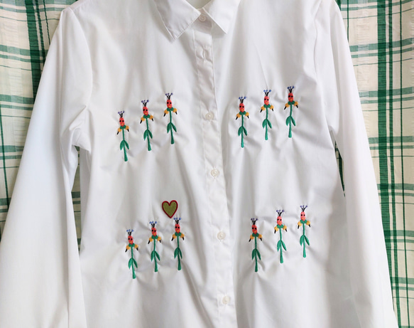 微笑む植物に似た虫のシャツ コットン 長袖 刺繍 シャツ 白シャツ ブラウス ホワイト 可愛い カワイイ かわいい 10枚目の画像