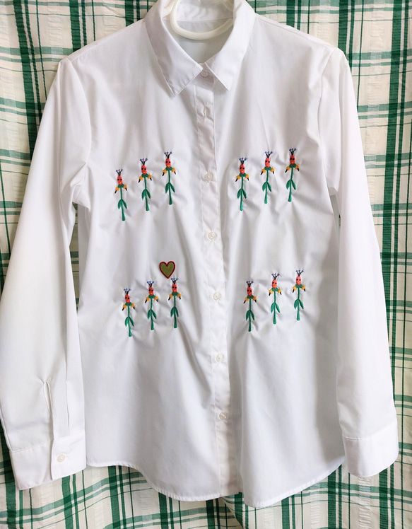 微笑む植物に似た虫のシャツ コットン 長袖 刺繍 シャツ 白シャツ ブラウス ホワイト 可愛い カワイイ かわいい 15枚目の画像