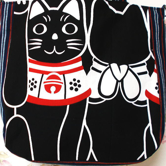 和柄丸みトートバッグ 黒いまねき猫手提げバッグ Dカン付き2WAY 4枚目の画像
