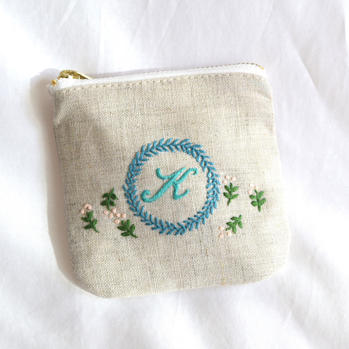 手刺繍のポーチ ハンドメイド 送料無料「K」手刺繍ポーチ ポーチ 「いってんものやさん」hoco* 通販
