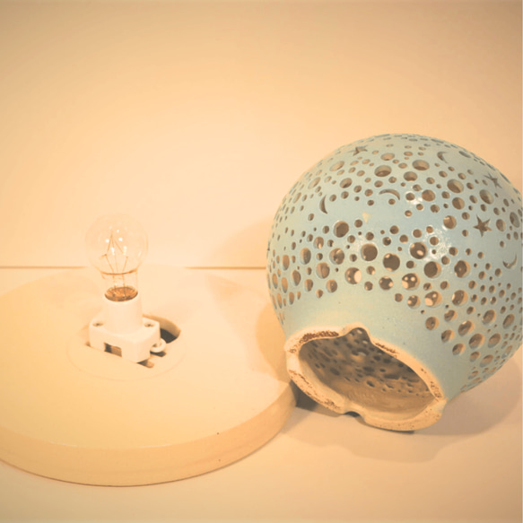 陶器ランプシェード『宇宙旅行（U002））は陶器窯元やす波窯手作りです。お家でプラネタリウムを楽しめます。 4枚目の画像