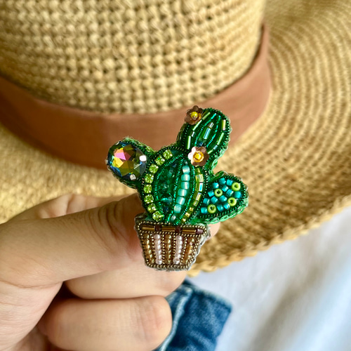 サボテンのビーズ刺繍ブローチ 夏 植物 ブローチ achiacane