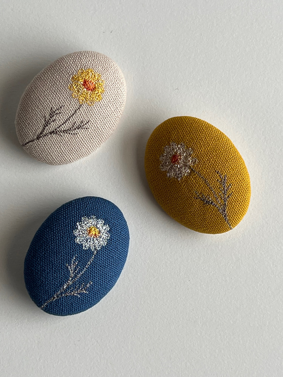 カモミール一輪花*❁⃘*刺繍ブローチとミニ巾着セット 3枚目の画像