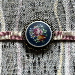 ビンテージ陶磁ボタンの絵画的な薔薇の帯留め「ローズ・ピクトリアル」 8枚目の画像