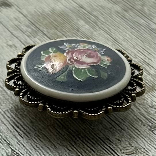 ビンテージ陶磁ボタンの絵画的な薔薇の帯留め「ローズ・ピクトリアル