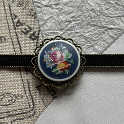 ビンテージ陶磁ボタンの絵画的な薔薇の帯留め「ローズ・ピクトリアル」 7枚目の画像
