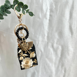 ブラック × ゴールド の インド刺繍リボン と タッセル の バッグチャーム キーホルダー キーリング #95 4枚目の画像