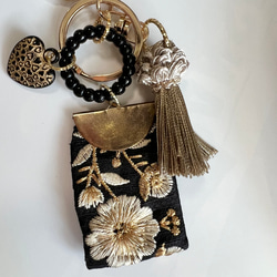 ブラック × ゴールド の インド刺繍リボン と タッセル の バッグチャーム キーホルダー キーリング #95 14枚目の画像