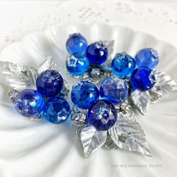 夜空色ブルーベリーブローチ(blueberry brooch/フェイクフード/フェイクスイーツ) 2枚目の画像