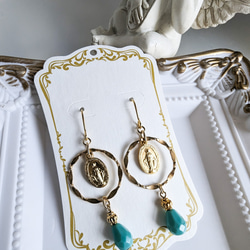 不思議のメダイとターコイズ風チェコビーズのピアス 2枚目の画像
