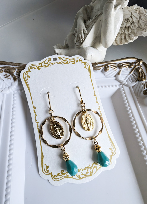 不思議のメダイとターコイズ風チェコビーズのピアス 2枚目の画像