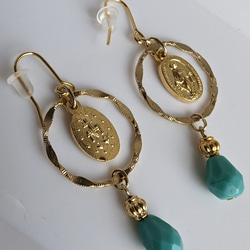 不思議のメダイとターコイズ風チェコビーズのピアス 3枚目の画像