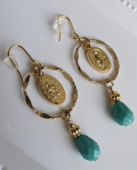 不思議のメダイとターコイズ風チェコビーズのピアス 3枚目の画像