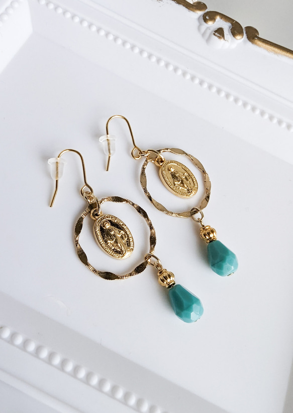 不思議のメダイとターコイズ風チェコビーズのピアス 1枚目の画像