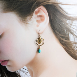 不思議のメダイとターコイズ風チェコビーズのピアス 4枚目の画像