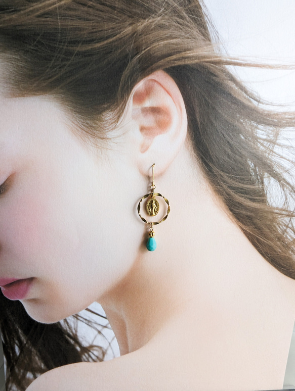 不思議のメダイとターコイズ風チェコビーズのピアス 4枚目の画像