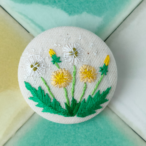 たんぽぽの花と綿毛刺繍ブローチ 4枚目の画像