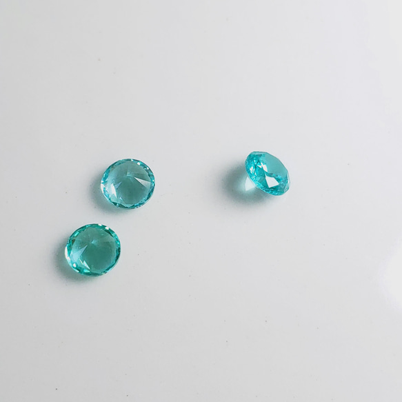 人工宝石　1粒　パライバトルマリン　合成石　4ｍｍ　ルース　水色　ネオンカラー　ブラジル産 天然トルマリン粉末使用 4枚目の画像