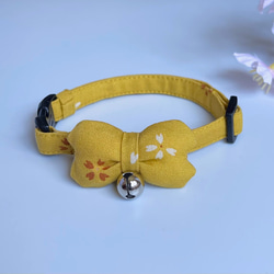 [ ぷっくり桜の花びらリボン × 黄土色 ]  猫　首輪　猫用首輪 1枚目の画像