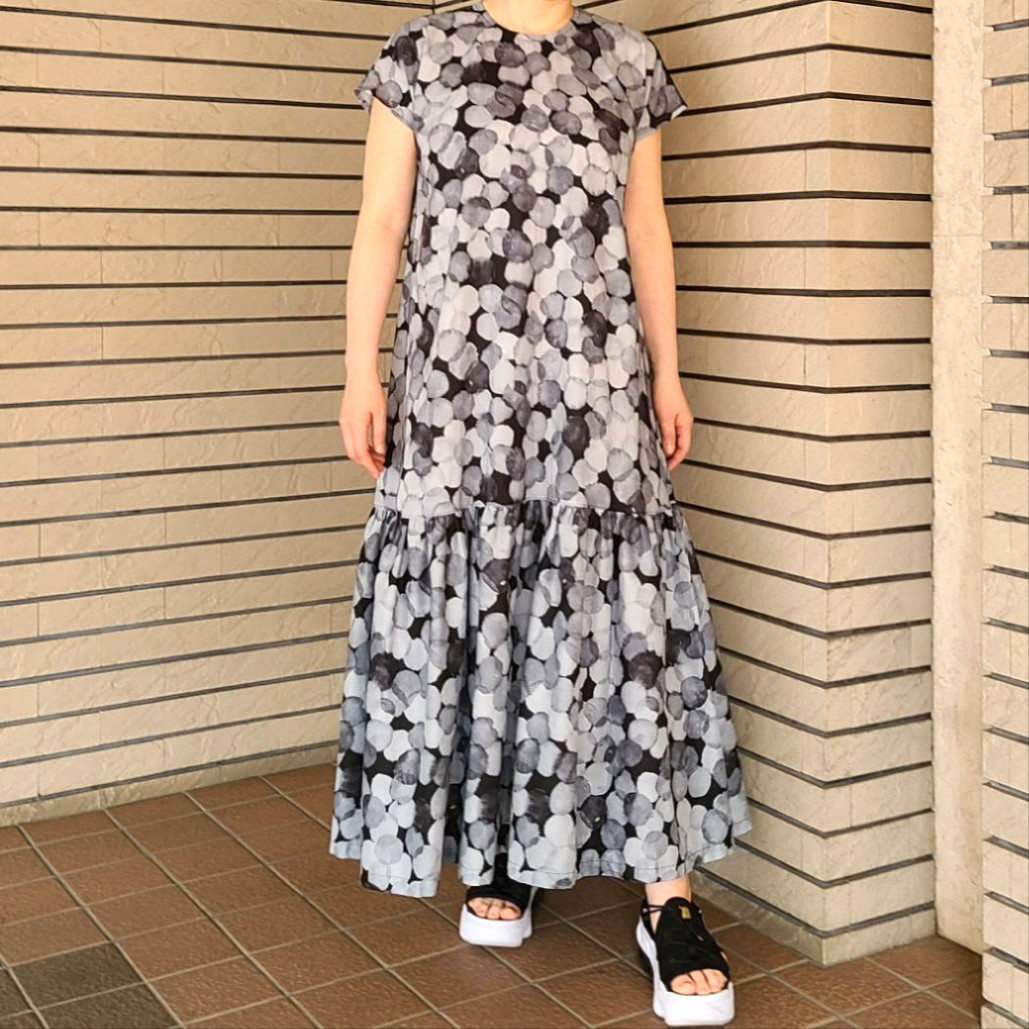 涼しげな水彩画風ドットプリントのワンピース