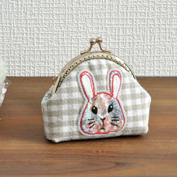 1点物　うさぎさんの手刺繍がま口 1枚目の画像