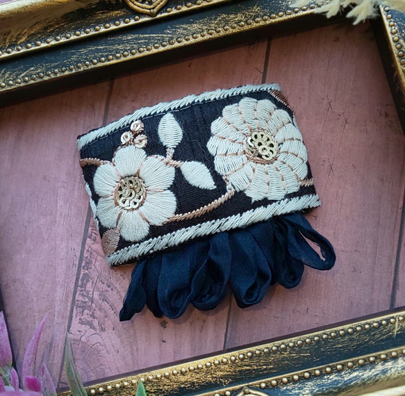 黒い花模様のフリンジ付きインド刺繍リボンのポニーフック 3枚目の画像