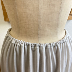 促銷價★ 穿著舒適❤️ 緞面彈力材質襯裙 淺灰色（尺碼L至LL） 第5張的照片