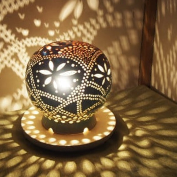 陶器ランプシェード『光の花』 (HiH003)はランプシェード通販やす波窯手作りです。お部屋が一瞬でお花畑になります。 1枚目の画像